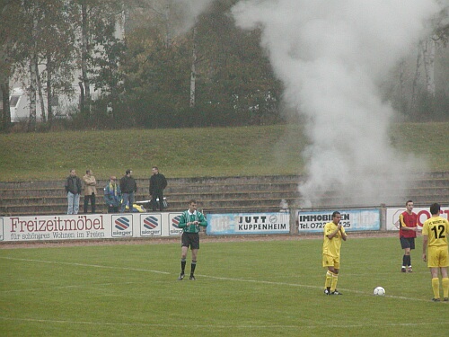 Die fünf Singener Fans ließen es zu Beginn kräftig rauchen!